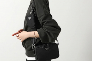 プラダのショルダーバッグ